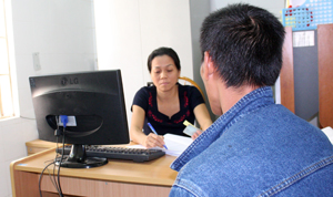 Cán bộ Trung tâm phòng, chống HIV/AIDS tỉnh luôn có các hoạt động tư vấn chia sẻ thông tin với người dân.